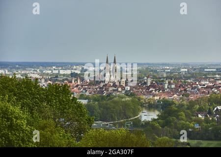 Ausblick über die Stadt Regensburg vom Dreifaltigkeitsberg mit den Türmen des gotischen Petersdoms und der Donau, die auf einem... Stockfoto