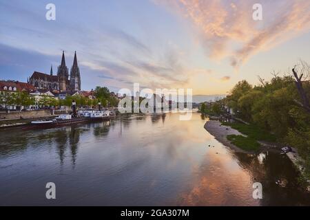 Blick über die Donau mit der alten Steinbrücke aus dem 12. Jahrhundert in der Ferne und dem gotischen Petersdom vom Marc​-Aurel-Shor... Stockfoto