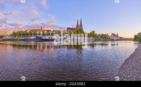 Blick über die Donau mit der alten Steinbrücke aus dem 12. Jahrhundert in der Ferne und dem gotischen Petersdom vom Marc​-Aurel-Shor... Stockfoto