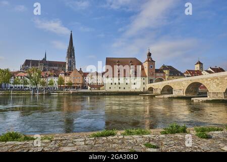 Blick über die Donau mit der alten Steinbrücke aus dem 12. Jahrhundert und dem gotischen Petersdom vom Steinweg am Marc​-Aurel-Ufer aus ... Stockfoto