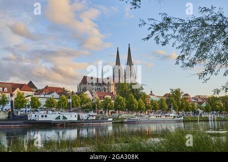 Blick über die Donau mit dem gotischen Petersdom vom Marc​-Aurel-Ufer in der Altstadt von Regensburg mit historischem Dampfbad und... Stockfoto
