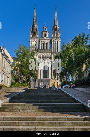 Stufen führen zur Kathedrale Saint-Maurice d'Angers aus dem 11./16. Jahrhundert, Angers, Maine-et-Loire (49), Frankreich. Stockfoto