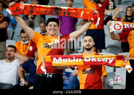 ISTANBOEL, NIEDERLANDE - 28. JULI: Galatasaray-Fans während der UEFA Champions League zweite Qualifikationsrunde: Spiel der zweiten Etappe zwischen Galatasaray und PSV am 28. Juli 2021 in Basaksehir Fatih Terim Stadyumu in Istanbul, Niederlande (Foto von /Orange Picches) Stockfoto