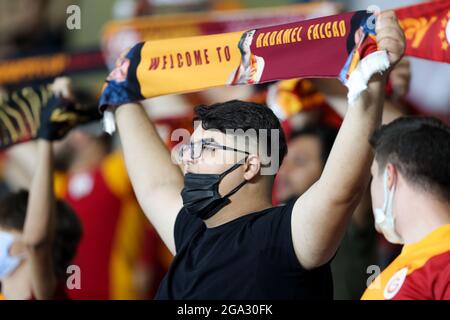 ISTANBOEL, NIEDERLANDE - 28. JULI: Galatasaray-Unterstützer während der UEFA Champions League zweite Qualifikationsrunde: Spiel der zweiten Etappe zwischen Galatasaray und PSV am 28. Juli 2021 in Basaksehir Fatih Terim Stadyumu in Istanbuel, Niederlande (Foto von /Orange Picches) Stockfoto