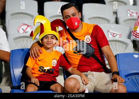 ISTANBOEL, NIEDERLANDE - 28. JULI: Galatasaray-Fans während der UEFA Champions League zweite Qualifikationsrunde: Spiel der zweiten Etappe zwischen Galatasaray und PSV am 28. Juli 2021 in Basaksehir Fatih Terim Stadyumu in Istanbul, Niederlande (Foto von /Orange Picches) Stockfoto