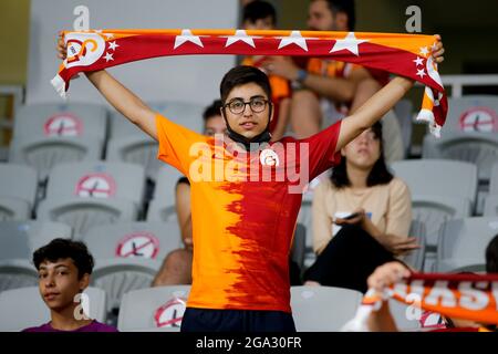 ISTANBOEL, NIEDERLANDE - 28. JULI: Galatasaray-Unterstützer während der UEFA Champions League zweite Qualifikationsrunde: Spiel der zweiten Etappe zwischen Galatasaray und PSV am 28. Juli 2021 in Basaksehir Fatih Terim Stadyumu in Istanbuel, Niederlande (Foto von /Orange Picches) Stockfoto