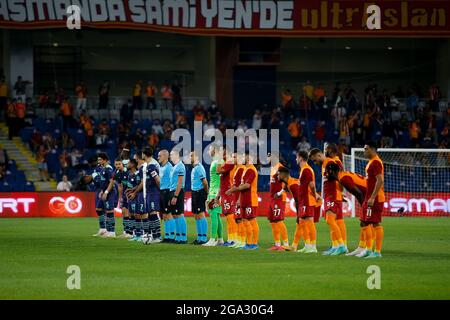 ISTANBOEL, NIEDERLANDE - 28. JULI: Galatasaray-Team und PSV-Team während der UEFA Champions League zweite Qualifikationsrunde: Spiel der zweiten Etappe zwischen Galatasaray und PSV am 28. Juli 2021 in Basaksehir Fatih Terim Stadyumu in Istanbul, Niederlande (Foto von /Orange Picches) Stockfoto