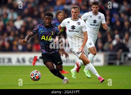 Tottenham Hotspors' Nile John (links) während des Vorsaison-Freundschaftsspiel im Stadium MK, Milton Keynes. Bilddatum: Mittwoch, 28. Juli 2021. Stockfoto