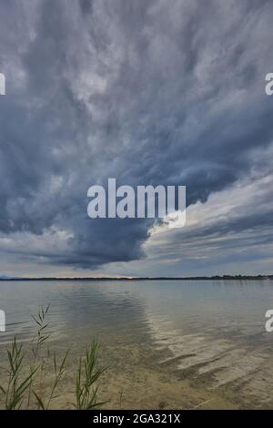 Chiemsee an einem bewölkten Abend; Bayern, Deutschland Stockfoto