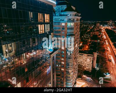 Luftaufnahme von der Drohne auf die Nachtstadt Stockfoto