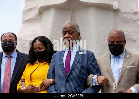 Washington, DC, USA, 28. Juli 2021. Im Bild: Pfarrer Al Sharpton führt am Ende einer Pressekonferenz über Stimmrechte am Martin Luther King Jr. Memorial Mitglieder des texanischen schwarzen Legislativdezers Martin Luther King III und Arndrea King im Gebet an. Caucus-Mitglieder sind in Washington, DC, während sie das Quorum brechen, um die Verabschiedung eines Gesetzentwurfs zu verhindern, der die Stimmrechte in der texanischen Legislaturperiode schreuziert. Von links nach rechts: Martin Luther King III, Arndrea King, Rev. Al Sharpton, Rep. Carl Sherman. Kredit: Allison Bailey / Alamy Live Nachrichten Stockfoto