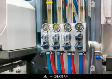 Durchflussmesser, Rotameter - Durchflussregler für Kühlsystem der Einspritzmaschine Stockfoto