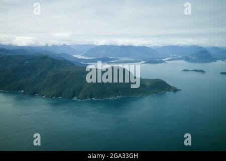 Blick auf das Meer und die Berge über Patagonien, Chile; Patagonien, Chile Stockfoto