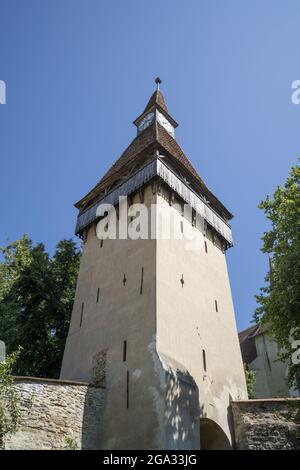 Turm der mittelalterlichen sächsischen Wehrkirche von Biertan, Kreis Sibu, Rumänien; Siebenbürgen, Rumänien Stockfoto