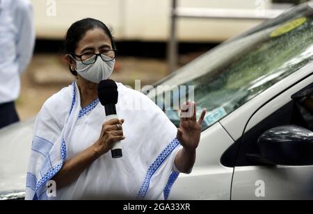 Neu-Delhi, Indien. Juli 2021. NEU-DELHI, INDIEN - 28. JULI: Westbengalen-Chefministerin und TMC-Chefin Mamata Banerjee spricht die Medien nach einem Treffen mit der UPA-Vorsitzenden und der vorläufigen Kongresspräsidentin Sonia Gandhi am 28. Juli 2021 um 10 Uhr Janpath in Neu-Delhi, Indien. (Foto: Sanjeev Verma/Hindustan Times/Sipa USA) Quelle: SIPA USA/Alamy Live News Stockfoto