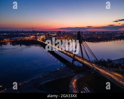 Luftaufnahme von der Drohnenkabelbrücke in der Nacht Stockfoto