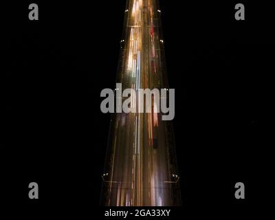 Luftaufnahme von Drohne auf der Straße mit Autos in der Nacht Stockfoto