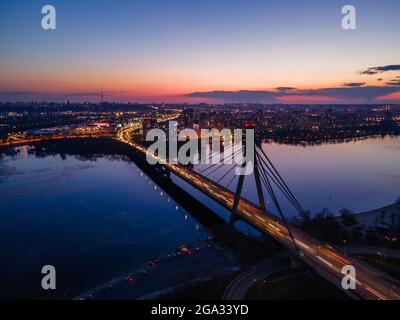 Luftaufnahme von der Drohnenkabelbrücke in der Nacht Stockfoto