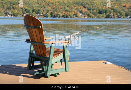 Leerer Stuhl auf dem Dock wartet Fischer im Herbst, Finger Lakes Region; New York, Vereinigte Staaten von Amerika Stockfoto