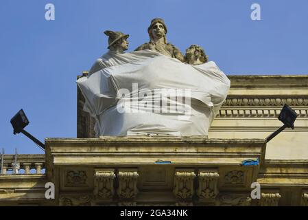 Statuen auf einem Gebäude, das zur Restaurierung verpackt wurde; Rom, Italien Stockfoto