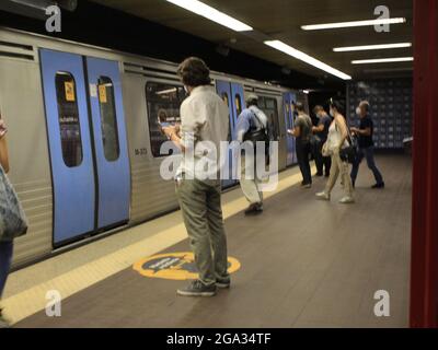 Lissabon, Lissabon Portugal. Juli 2021. (INT) Bewegung von Menschen in U-Bahnstationen von Lissabon. 28. Juli 2021, Lissabon, Portugal: Bewegung von Menschen an U-Bahn-Stationen und Bushaltestellen in Lissabon, Portugal, am Mittwoch (28) (Foto: © Edson De Souza/TheNEWS2 via ZUMA Press Wire) Stockfoto