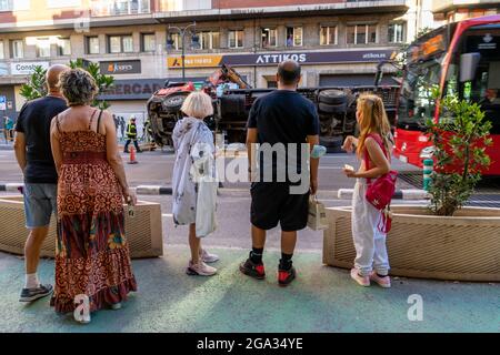 VALENCIA, SPANIEN - 13. Jul 2021: Eine horizontale Aufnahme eines LKW-Umsturz auf der Straße von San Vicente in Valencia Stockfoto