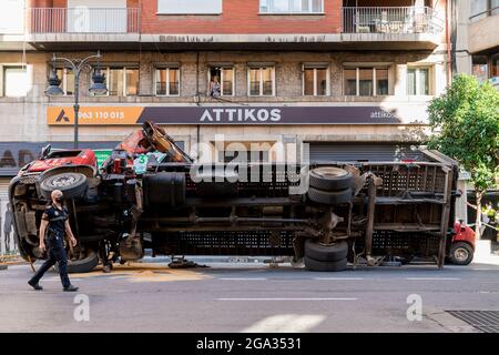 VALENCIA, SPANIEN - 13. Jul 2021: Eine horizontale Aufnahme eines LKW-Umsturz auf der Straße von San Vicente in Valencia Stockfoto