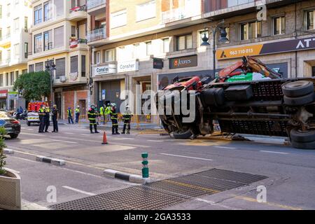 VALENCIA, SPANIEN - 13. Jul 2021: Eine horizontale Aufnahme eines LKW-Umsturz auf der Straße von San Vicente in Valencia Stockfoto