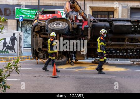 VALENCIA, SPANIEN - 13. Jul 2021: Eine horizontale Aufnahme eines LKW-Umsturz auf der Straße von San Vicente in Valencia Stockfoto