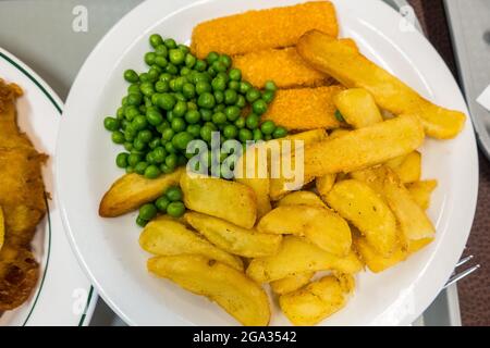 Fischfinger Chips und Erbsen Mahlzeit für Kinder Stockfoto