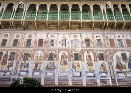 Gemaltes Wandgemälde, das Soldaten auf einer Haveli-Fassade mit Balkon darstellt; Nawalgarh, Rajasthan, Indien Stockfoto