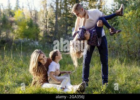 Eine Familie, die während der Herbstsaison im Stadtpark in Edmonton, Alberta, Kanada, viel Zeit miteinander verbringt Stockfoto