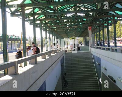 Lissabon, Lissabon Portugal. Juli 2021. (INT) Bewegung von Menschen in U-Bahnstationen von Lissabon. 28. Juli 2021, Lissabon, Portugal: Bewegung von Menschen an U-Bahn-Stationen und Bushaltestellen in Lissabon, Portugal, am Mittwoch (28) (Foto: © Edson De Souza/TheNEWS2 via ZUMA Press Wire) Stockfoto