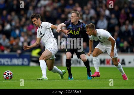 Oliver Skipp von Tottenham Hotspors (Mitte) wird während des Vorsaison-Freundschaftsspiel im Stadium MK, Milton Keynes, angegangen. Bilddatum: Mittwoch, 28. Juli 2021. Stockfoto