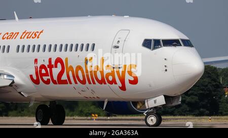 Jet2 Boeing 737-800 G-JZBF am Flughafen Leeds Bradford mit Abflug nach Gran Canaria. Stockfoto
