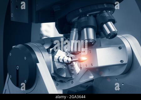 Betreiber Inspektion dimension Metallteilen von CMM nach Bearbeitung in der industriellen Produktion. Stockfoto