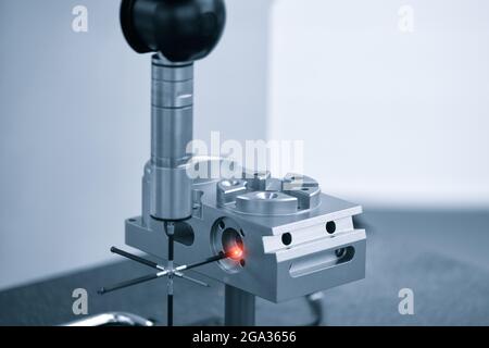 Betreiber Inspektion dimension Metallteilen von CMM nach Bearbeitung in der industriellen Produktion. Stockfoto