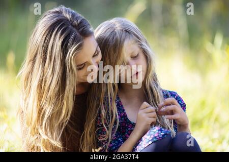 Eine Mutter, die mit ihrer Tochter in einem Stadtpark in Edmonton, Alberta, Kanada, viel Zeit im Freien verbringt Stockfoto