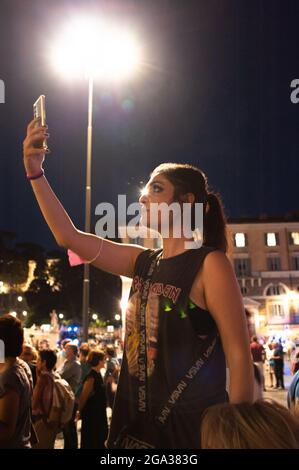 Rom, 28. Juli 2021, italienischer No vax in einer Fackelzug gegen die Entscheidungen von Premierminister Draghi, den Grünen Pass anzuwenden Stockfoto