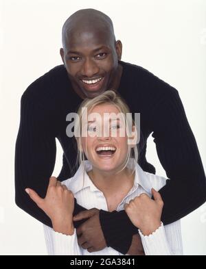 Porträt eines glücklichen Paares, einer kaukasischen Frau und eines afroamerikanischen Mannes; Studio Stockfoto