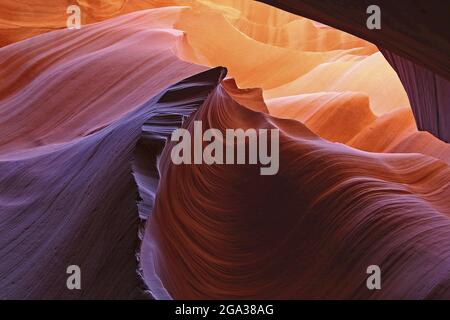 Einzigartige und wunderschöne Formationen des Navajo-Sandsteins im Lower Antelope Canyon; Page, Arizona, Vereinigte Staaten von Amerika Stockfoto