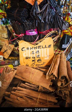 Bündeln von Zimtschnecken und Vanillebohnen auf einem Gewürzmarkt in Westindien; Pointe-A-Pitre, Grande-Terre, Guadeloupe, Frankreich Stockfoto