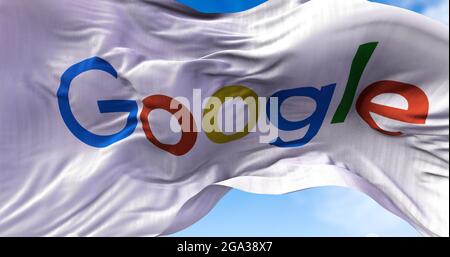 Mountain View, CA, USA, Juli 2021: Weiße Flagge mit dem Google-Logo winkt im Wind. Google ist ein US-amerikanisches multinationales Unternehmen, das auf spezialisiert ist Stockfoto