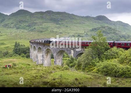 Der Jacobite Train, berühmt durch Harry Potter Filme, fährt über das Glenfinnan Viadukt in Glenfinnan, Schottland Stockfoto