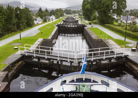 Ein Schiff beginnt den Abstieg von Neptuns Treppe entlang des Caledonian Canal in Banavie, Schottland; Banavie, Schottland Stockfoto