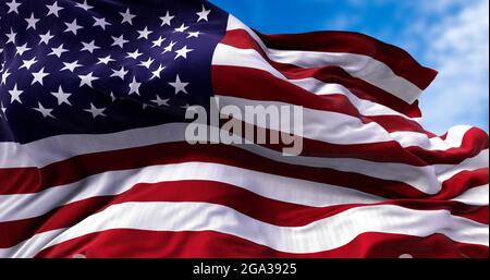 Nahaufnahme der im Wind winkenden amerikanischen Flagge. Klarer Himmel im Hintergrund. Selektiver Fokus. Demokratie, Unabhängigkeit und Wahltag. Patriot Stockfoto