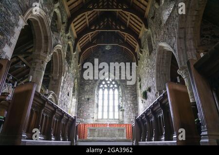 Der Altar und das Innere der ehemaligen Benediktinerabtei auf der Isle of Iona, Schottland, sind beleuchtet; Isle of Iona, Schottland Stockfoto