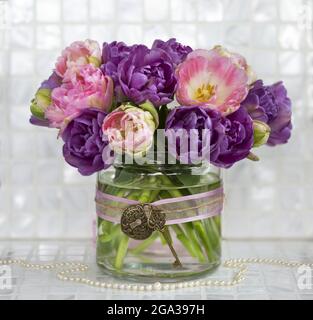 Stillleben einer Vase mit lila und rosa Papageientulpen; Studio Stockfoto