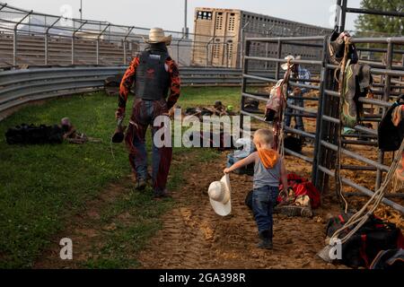 3. Juli 2021; Bloomington, Indiana: Ein Junge trägt seinen Cowboyhut während des 3 Bar J Rodeo am 2. Juli auf der Monroe County Fair. Stockfoto