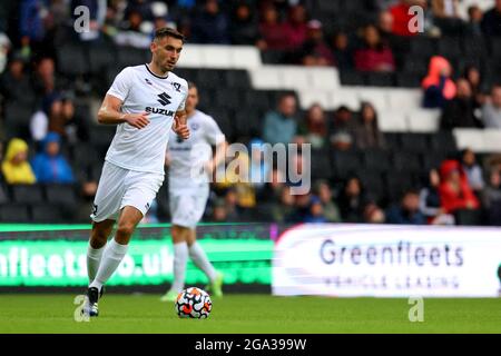 28. Juli 2021; Stadium MK, Milton Keynes, Buckinghamshire, England; Vor der Saison freundlicher Fußball, Milton Keynes Dons gegen Tottenham Hotspur; Warren O'Hora von MK Dons Stockfoto